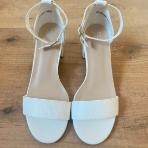 Vita klackskor - Vita klackskor med en klack på 6cm Endast använda en gång, några märken finns💕