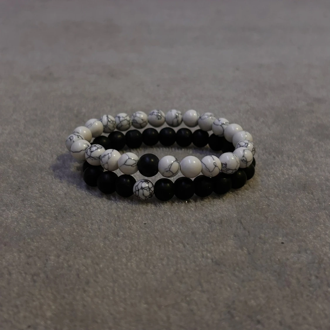 Svart och vitt pärlarmband