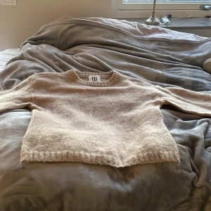 Stickad tröja för 800 kr - Orginal pris: 2800 tröjan är använd 2 gånger och i bästa skicket någonsin! 