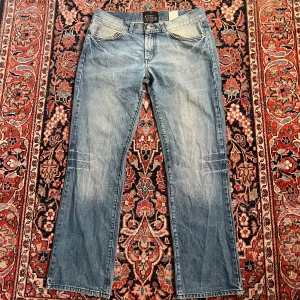 Acne action jeans! - Sjukt feta jeans från acne. Dessa är acne action vilket gör dem riktigt rare och exklusiva. Midja:44cm längd:102cm