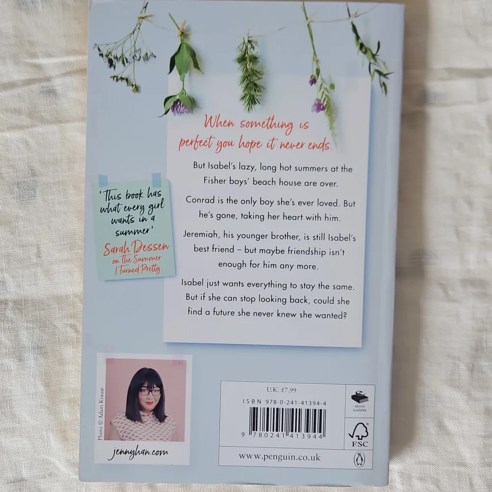 Säljer en trilogi av Jenny Han som inkluderar 'The Summer I Turned Pretty', 'It's Not Summer Without You' och 'We'll Always Have Summer'. Böckerna handlar om Isabels somrar vid Fisher-familjens strandhus, där kärlek och vänskap sätts på prov. Perfekt för dig som älskar lätta romantiska och känslosamma berättelser.. Böcker.