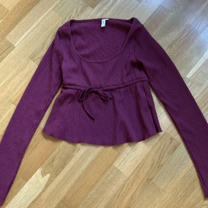 Vinröd topp från Nelly - Vinröd topp från Nelly. Jätte söt med rosett fram❤️ Aldrig använd