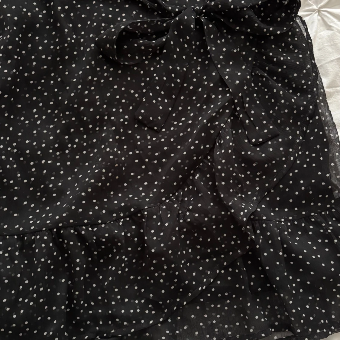 Svart prickig kjol med knyt - 1