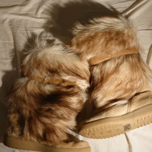 Bruna pälsboots från Lamondiale - Säljer ett par unika bruna boots från Lamondiale med pälsdetaljer. De har en robust sula och är perfekta för kalla dagar. Tillverkade i Italien, dessa boots kombinerar stil och funktionalitet. Det står storlek 38 på sulan men det är definitivt 37 eftersom jag inte får ner foten. Synd tycker jag för dem är så fina!