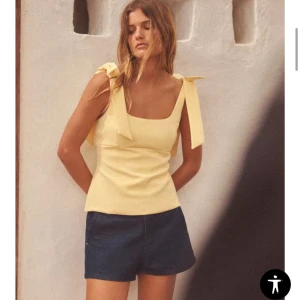 Gul topp med rosetter Zara - Säljer den helt slutsålda Zara toppen. Helt ny💓