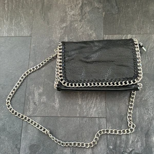 Väska - Väska från Tiamo. Använd ett fåtal gånger, utan något slitage. Nypris 550kr mitt pris 80kr.