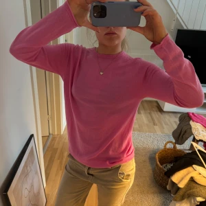 Rosa tröja från Treviso - Säljer en snygg rosa tröja från Treviso, Italien. Tröjan har en klassisk rund hals och långa ärmar, perfekt för en stilren look. Tillverkad i ett mjukt material som känns skönt mot huden. Passar perfekt till både jeans och kjol!