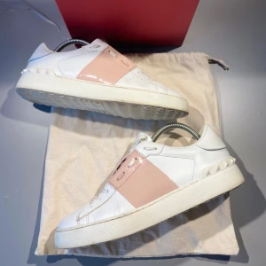 Valentino Skor - Hej! Säljer nu mina skor från märket Valentino, storlek 40, bra skick box och dustbag ingår. Givetvis äkta, Tveka inte på att höra av dig om du har frågor eller funderingar kring skorna!