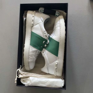 Valentino snickers  - Det är storlek 40 men det passar till mig som har storlek 41-42