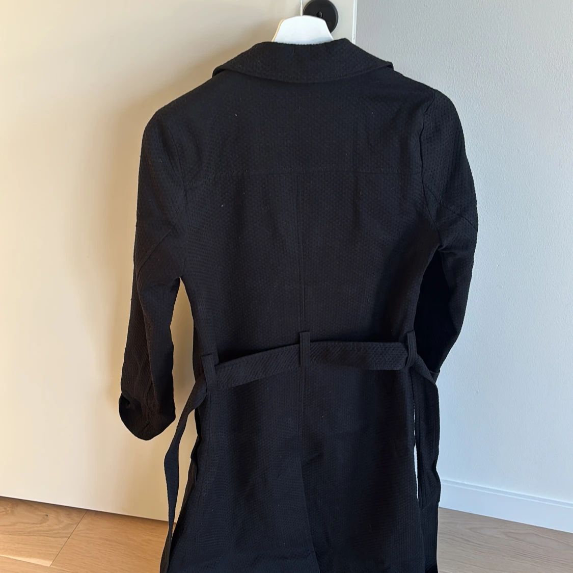 Svart kappa från Riley - 4