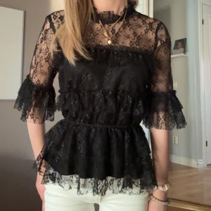 Svart spetsblus - jätte fin spets blus knappt använd från bubbleroom orginalpris: 499