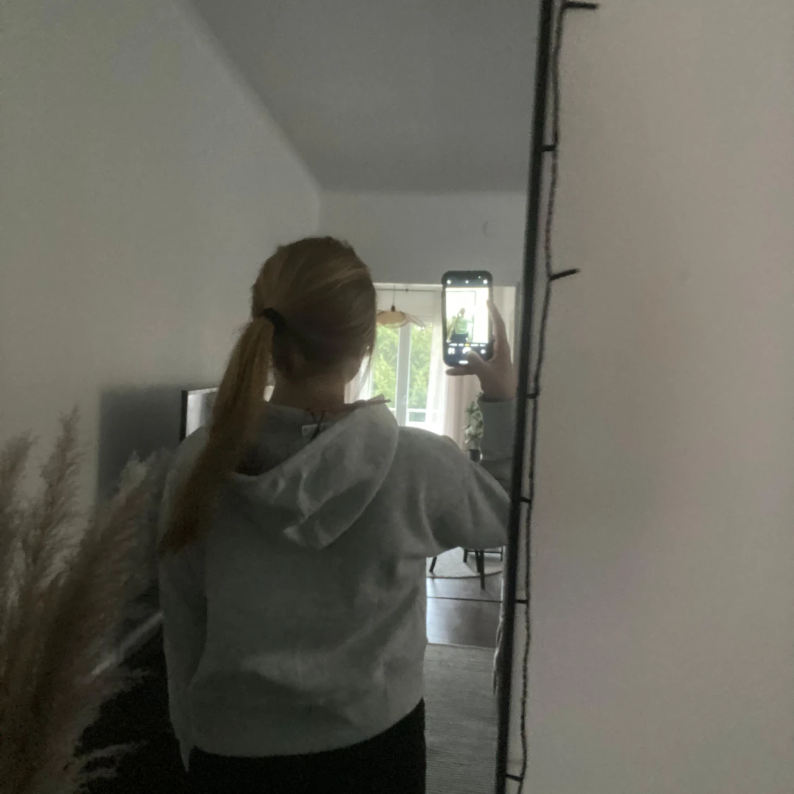 Grå hoodie från Stradivarius - 1