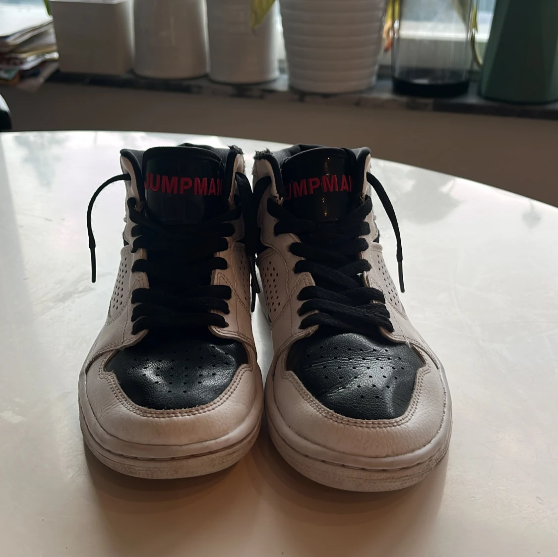 Jordans Jumpman skor med röd logga