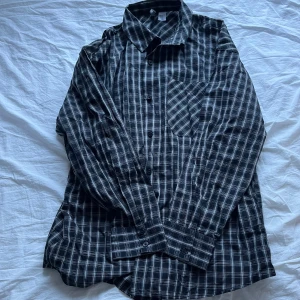Svart och vit rutig skjorta från H&M - Säljer en jättefin svart och vit rutig skjorta från H&M. Aldrig använd och är i storlek xs. Perfekt nu till sommaren!💕