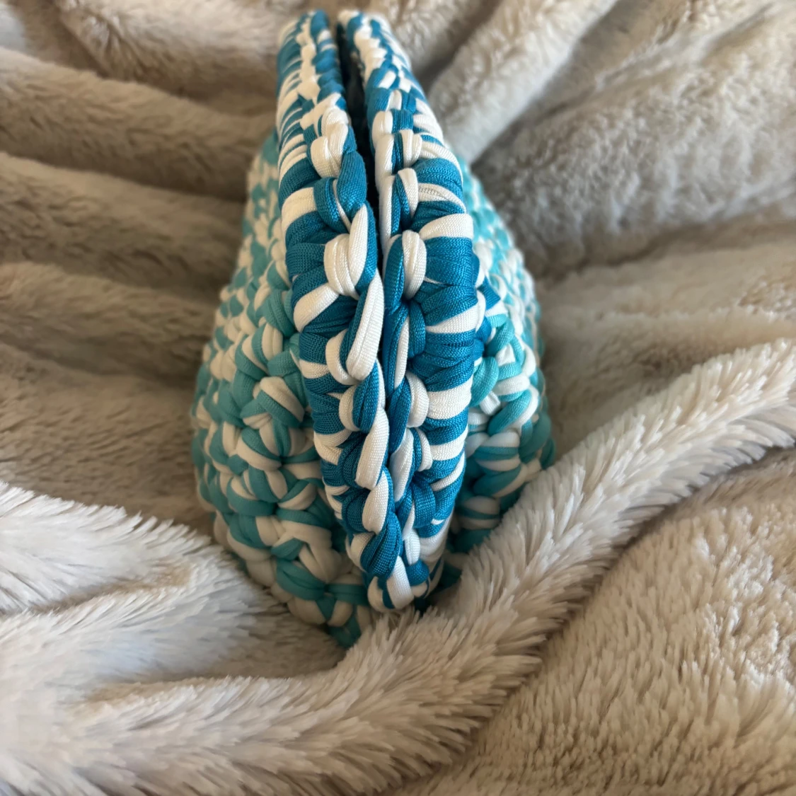 Vit/blå handvirkad nessecär  - 3