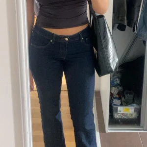 Lågmidjade Mörkblå jeans - Snygga lågmidjade jeans från hm! Använda fåtal gånger, aningen för korta på mig som är 175cm! Storlek 40 men mer som 38💞