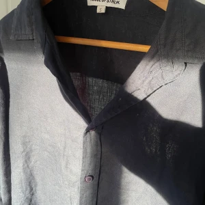 Linneskjorta  - Säljer nu denna mörkblåa linneskjorta. Perfekt till våren och sommaren. 