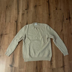 Beige tröja från Zara - Säljer en stilren beige tröja från Zara. Tröjan har långa ärmar och en klassisk rund halsringning. Perfekt för en avslappnad och snygg look.