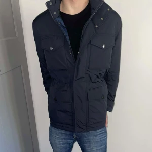 HELT NY J.LINDBERG JACKA - J.Lindberg Field Jacka | Skicket är såklart 10/10        - Storlek S, Pris i butik 4200kr - Mitt pris 1999kr. Jackan är helt oanvänd, alla tags är självklart på! Perfekt nu inför våren riktigt schysst! Tveka inte vid att ställa frågor vid funderingar! Priset kan självklart diskuteras! 