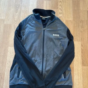 HUGO BOSS tracksuit Kofta - Storlek S passar fint. Den är rak i längd. Inga synliga skador 