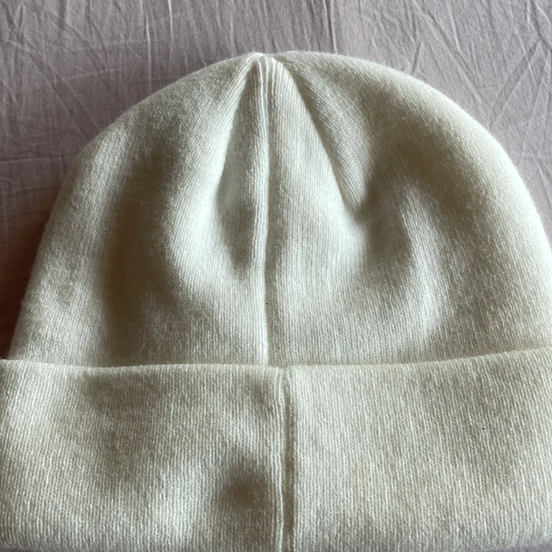 Vit mössa från Tesla - 2