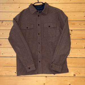 Brun rutig overshirt från Bondelid - Säljer en snygg brun rutig overshirt från Bondelid. Jackan har långa ärmar och knappar framtill samt två bröstfickor med knappar. Perfekt för vår och sommar! Endast använd en gång. Den är rätt stor i storleken. Pris kan diskuteras. Köparen står för frakt. Köpt i butik för 800kr