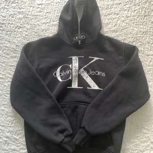 Calvin Klein hoodie - Svart (Small) - Först till kvarn