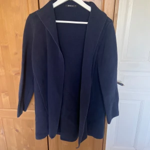 Lång Kofta - Går över rumpan men inte hela vägen till knäna på mig som är 165 cm lång! Bra skick utöver att den är lite smånopprig som ses på sista bilden, inget man tänker på om man inte studerar den nära i starkt dagsljus. Har så man kan sätta i band men saknar bandet. Passar nog även S-M beroende på vilken passform man vill ha.  Skriv om du vill köpa annat på min sida så kan du få paketpris och slippa betala dubbelfrakt.