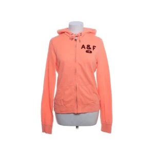 Jag tar emot beställning!  - Hej! Har nu över 40 vintage Hollister / abercrombie zip som är påväg i lager. Jag har i alla färger, storlekar och med foder eller utan. Jag tar därför emot önskemål på tröjor redan nu. Får in tröjor 23 july, 26 july och 12 augusti. PS! Leverans som kommer 23 july finns att köpa med gratis frakt redan nu! 