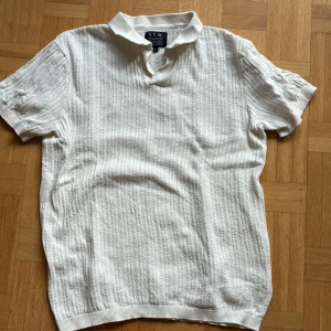 Vit pikétröja från SCW  - Perfekt för dig som gillar en clean och fräsch stil. Använd endast 2 gånger.