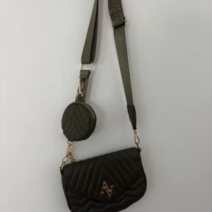 Väska - Oliv grön fin väska passar till nästan allt 