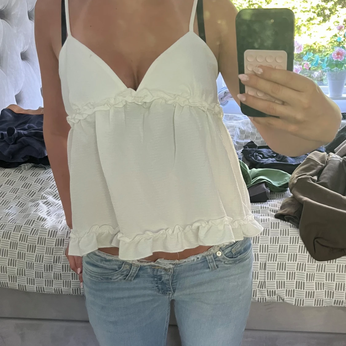 Vit volangtop med smala axelband - 1