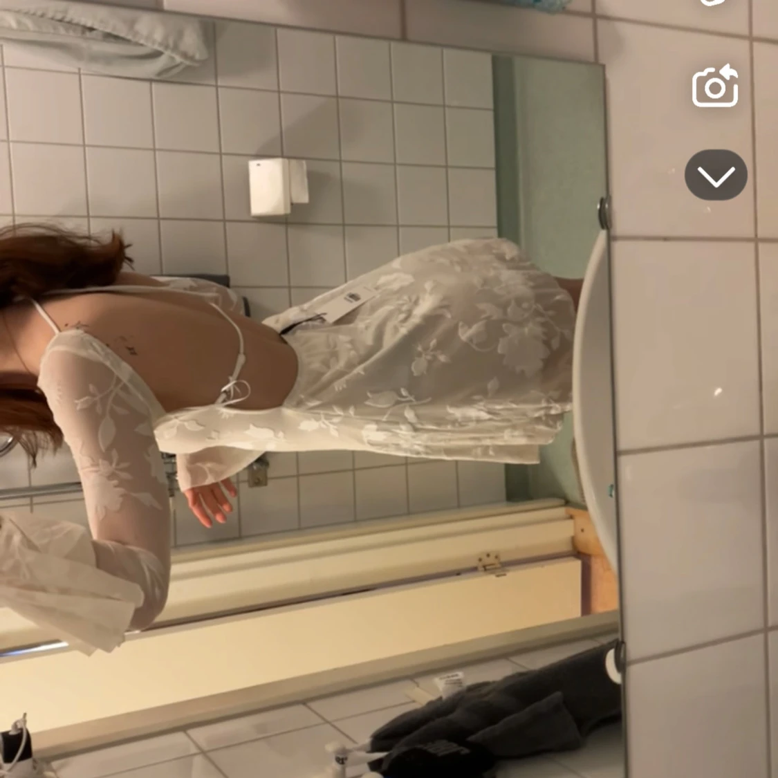 Vit blommig kortklänning med öppen rygg - 1