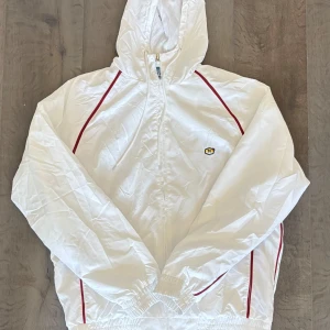 Nike tn tröja  - Sällsynt, Helt ny och aldrig använd Nike TN tröja. Storleken är S men passar lite oversize. Kan mötas i Göteborg eller frakta, skriv gärna vid frågor ☺️ 