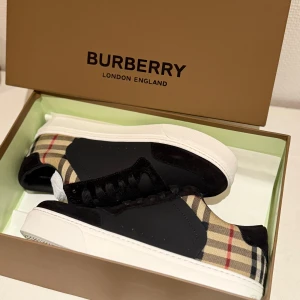 Burberry skor - Säljer ett par sprilans  nya burberry skor i storlek 40. Riktigt fina och stiliga (box och dustbag följer med) Pris kan diskuteras 