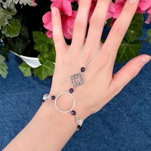 ”Vittra” - Unikt handsmycke handsmitt av mig. Detta smycke är som en blandning av ring och armband- du fäster den undre delen som ett vanligt armband och trär sedan den övre kedjan över långfingret. Metallsmycket i mitten är i nickelsäker, Europeisk metall. All övrig metall har en försilvrad yta, inklusive små detaljer som lås, bindöglor osv. Ger en känsla av alverna i Sagan om Ringen! :) 