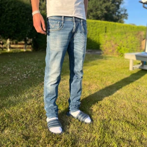 Replay Anbass Hyperflex NYSKICK - Dessa Replay anbass hyperflex är slim fit och är riktigt stretchiga och sköna. De är nyskick med inga defekter. Modellen är 176 och väger 60 kg. Så väldigt smal. Priset kan diskuteras, hör av dig vid frågor🙌