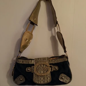 Denim vintage guess bag  - Säljer min guess väska som är köpt på second hand, har tyvärr inget bevis på att den är äkta💕