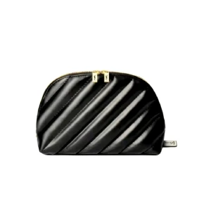Svart quiltad necessär från YSL - Snygg svart necessär från Yves Saint Laurent med quiltad design och diagonala ränder. Väskan har guldfärgade dragkedjor och är tillverkad i glansig polyester. Helt ny med skyddsomslag på. Omslaget har fått en "reva " enligt bild. Otroligt snygg och stilren.