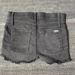 Lågmidjade shorts - Lågmidjade svarta shorts från DR. Denim! Knappt använda fint skick! 💕 storlek S men passar nog xs bättre