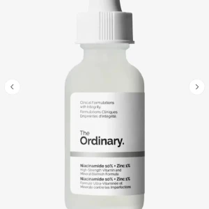 The Ordinary Niacinamide 10% + Zinc 1% - The Ordinary Niacinamide 10% + Zinc 1% är ett genomskinligt serum i glasflaska med pipett. Perfekt för dig som vill ha en lätt och fräsch känsla i ansiktet. Kommer i minimalistisk vit design och är enkel att använda i din hudvårdsrutin.
