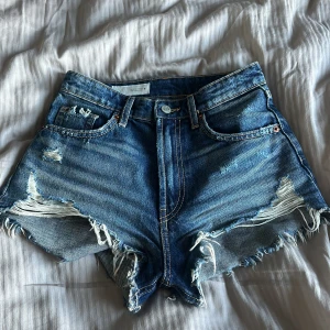 Mörkblåa jeans shorts  - Säljer mina jeans shorts då mina inte kommer till användning, knappt använda men fina i passformen 