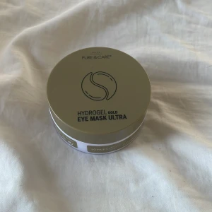 PURE & CARE Hydrogel Gold Eye Mask - Hydrogel Gold Eye Mask Ultra från PURE & CARE kommer i en rund burk med 30 par ögonmasker. Perfekt för att pigga upp trötta ögon och ge huden runt ögonen extra fukt och lyster. Använd fåtal gånger!