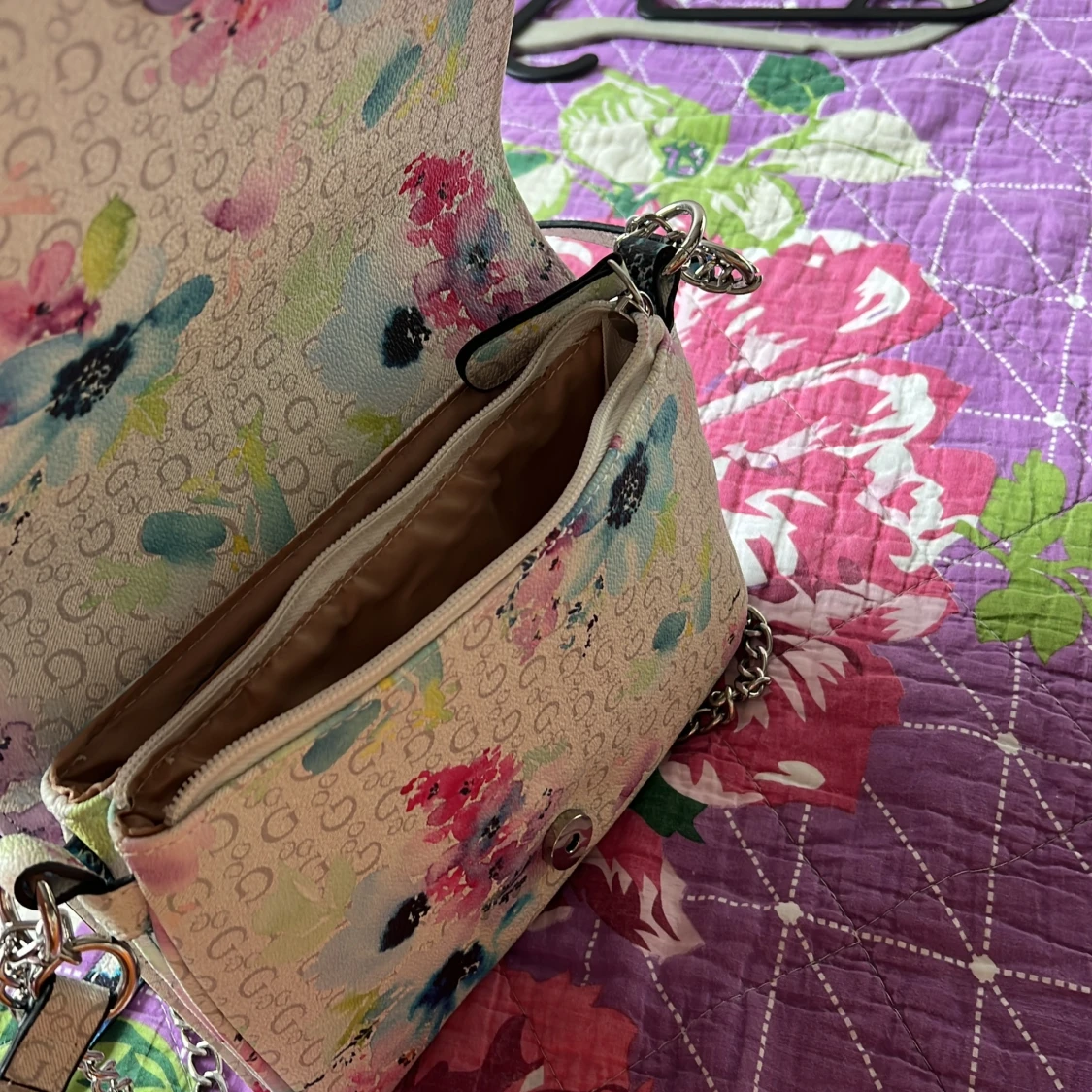 Blommig axelväska från Guess - 4