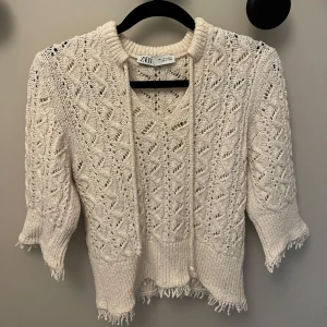 Stickad topp - Stickad tröja från Zara, Slutsåld. Köpare står för frakt.