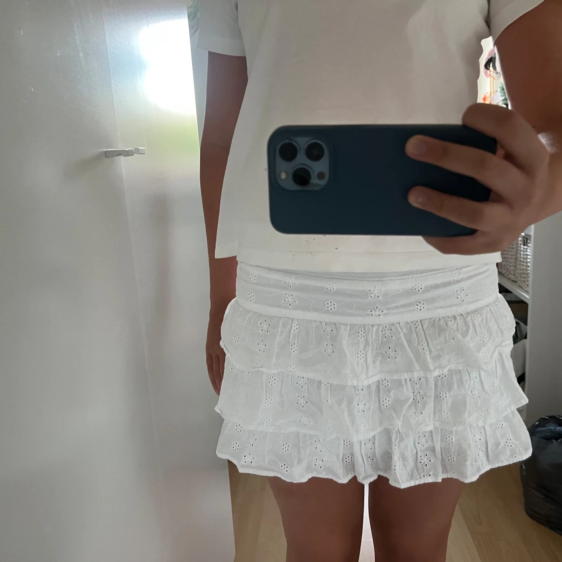 Vit volangkjol med broderade detaljer