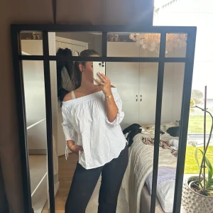 Vit off shoulder blus  - Knappt använd off shoulder topp