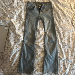 Ljusblå bootcut jeans från Kappahl - Jag är 158cm lång, Snygga ljusblå jeans från Kappahl som jag sytt om till lowwaist<3  