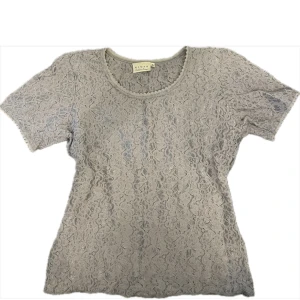 Spetsblus från Woman Collection - Supersöt blus i spets från Woman Collection med korta ärmar och dekorativ kant och ett vackert blommigt spetsmönster över hela plagget.