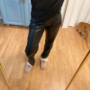 Svarta skinnbyxor - Snygga svarta skinnbyxor från H&M Divided i storlek 36. De har rak passform och har bekväm material på insidan. Aktiv så skriv om du undrar över något 😊